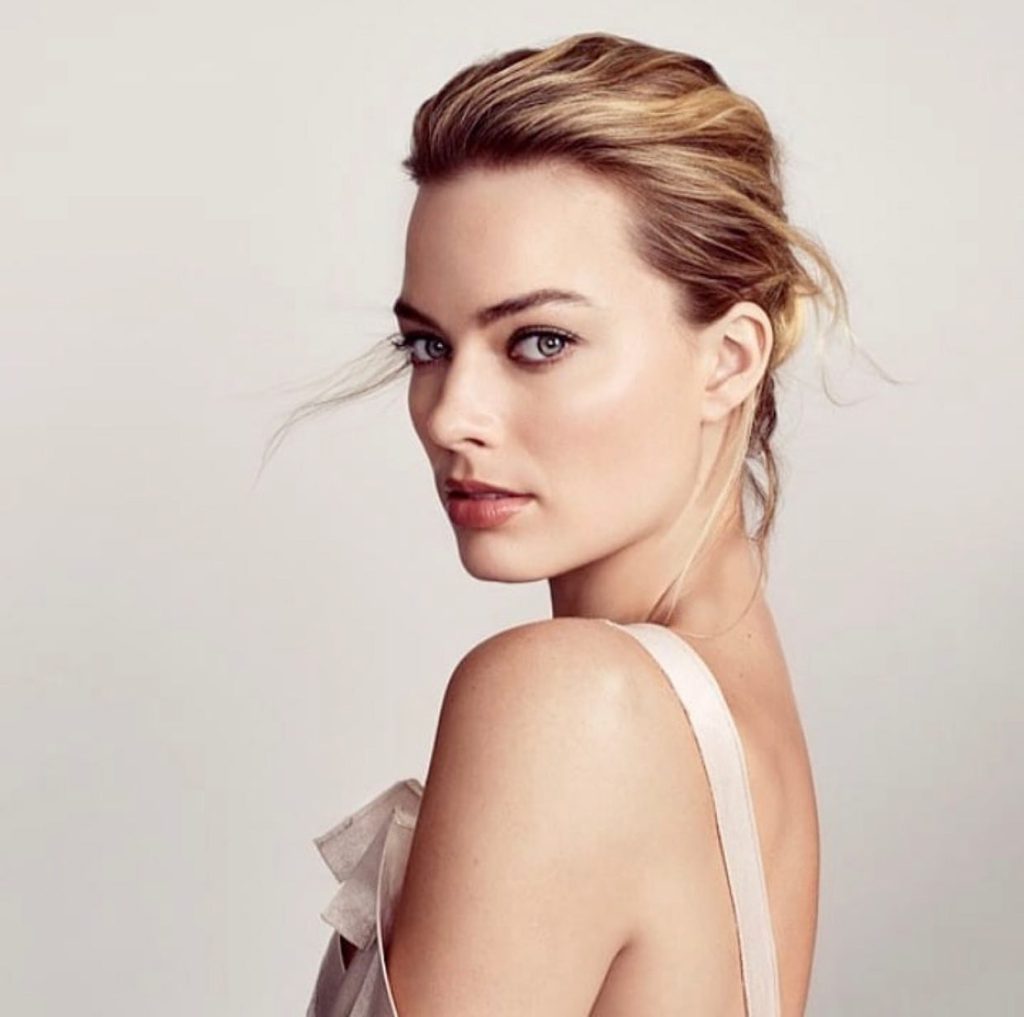 Margot Robbie olha fotos nuas