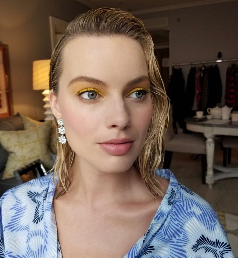 Margot Robbie posa em biquíni