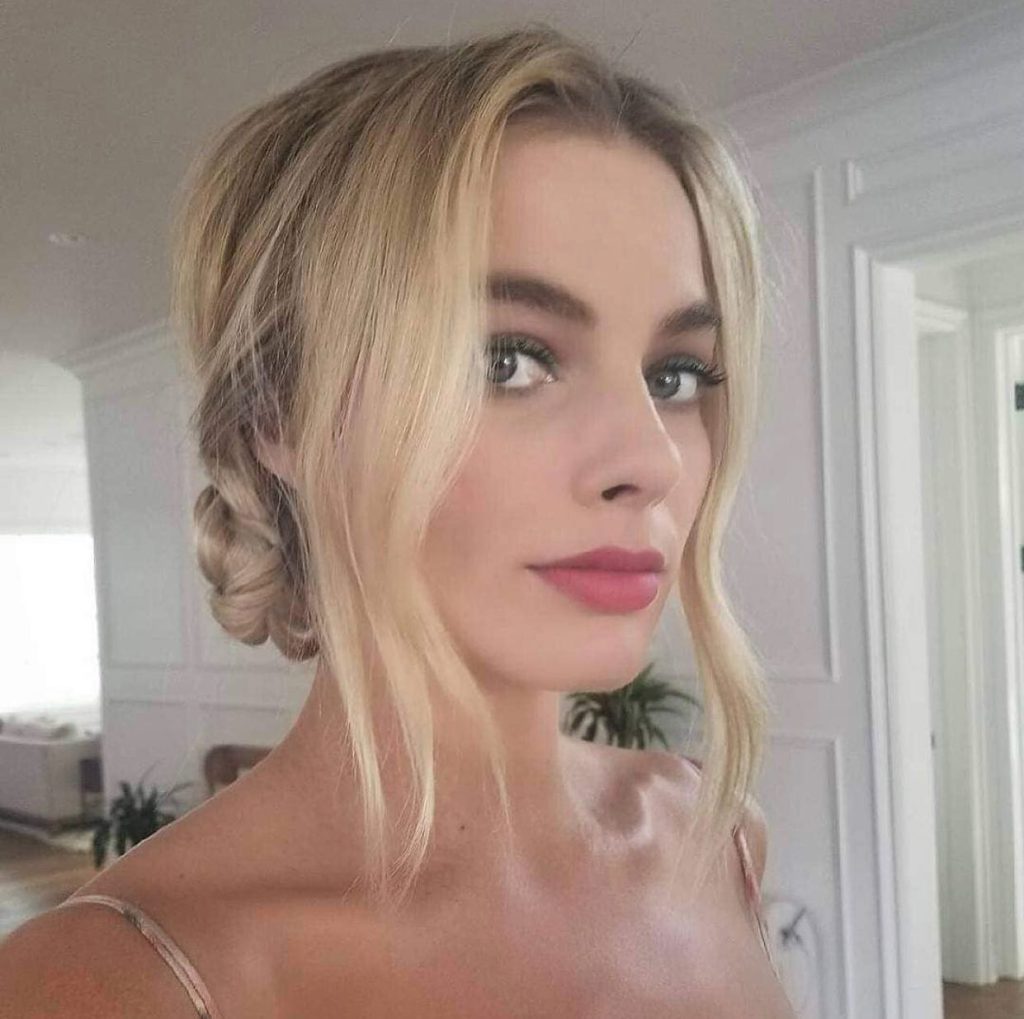 Margot Robbie posa fotos quentes