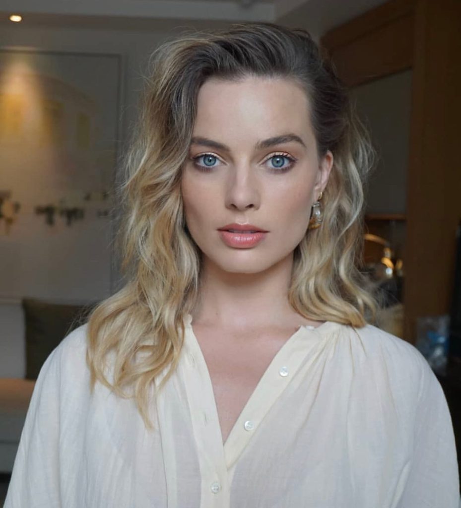 Margot Robbie posa mamas