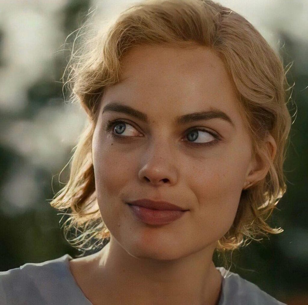 Margot Robbie posa sexy