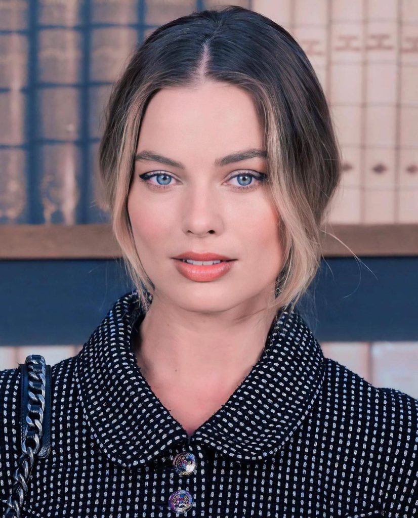 Margot Robbie poses quentes