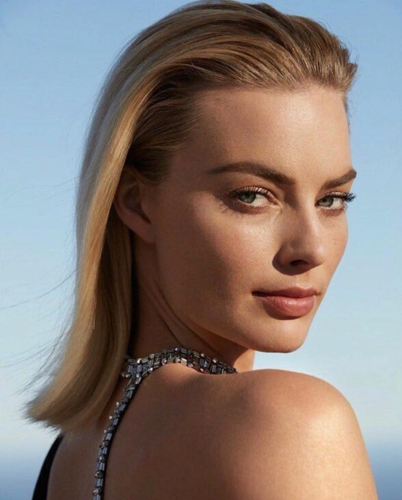 Margot Robbie poses xxx