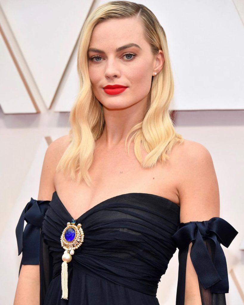 Margot Robbie sorri bunda