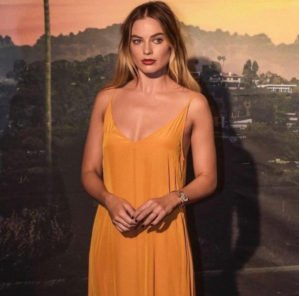 Margot Robbie sorri foda