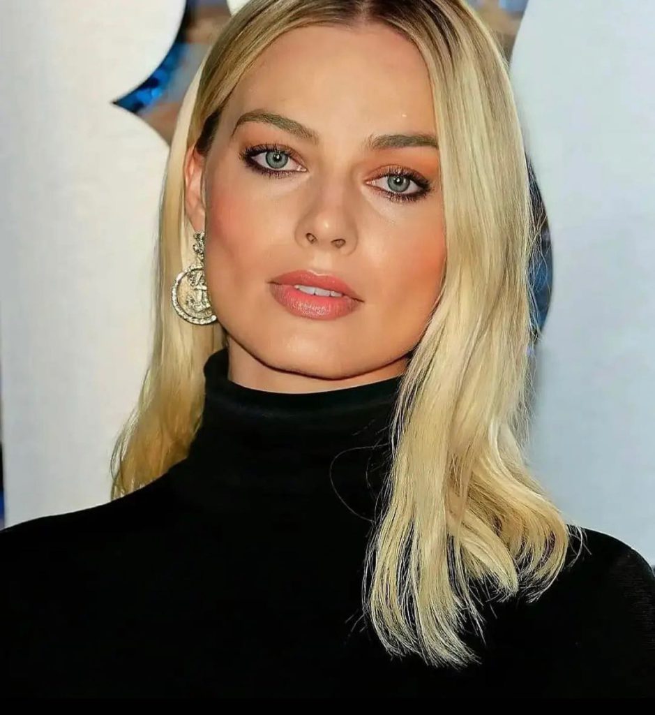 Margot Robbie sorri fotos quentes