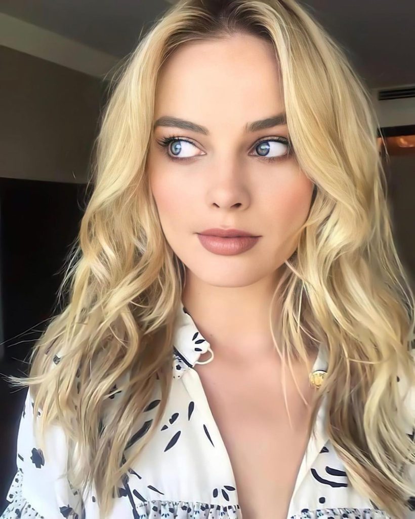 Margot Robbie sorri nua