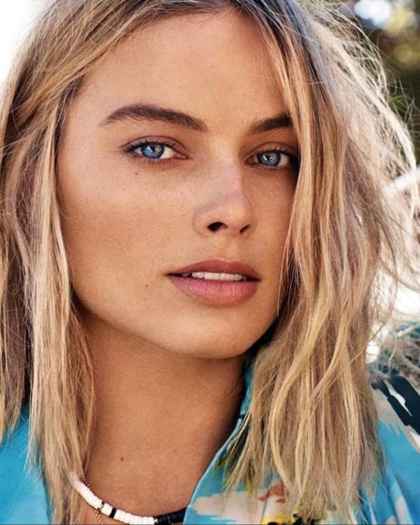 Margot Robbie sorri rata