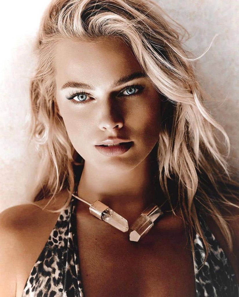 Margot Robbie sorri sexy