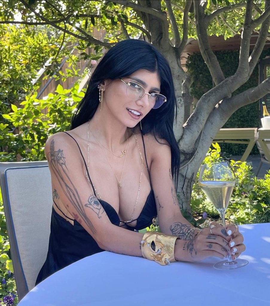 Mia Khalifa modellierung heiß