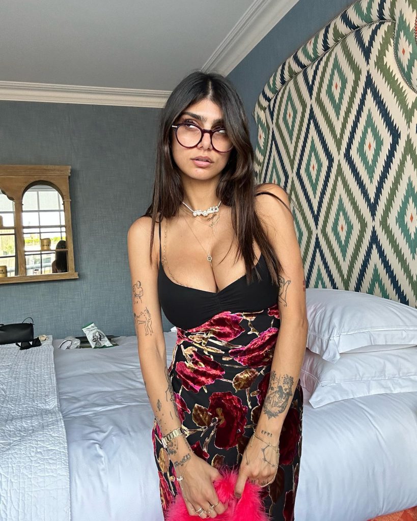 Mia Khalifa olha fotos nuas