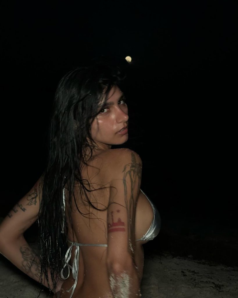 Mia Khalifa stellt feuer bikini dar