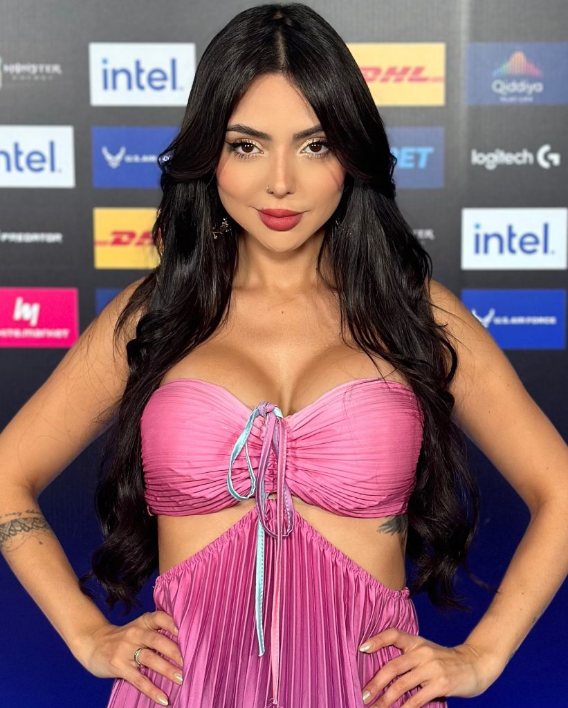 Nyvi Estephan mostra biquínis de luxo