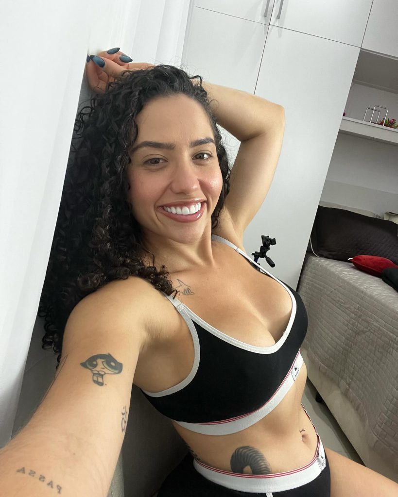 Rafaela Sumpani linda foda