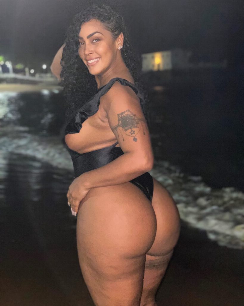 Rosiane Pinheiro fica sexy em biquíni