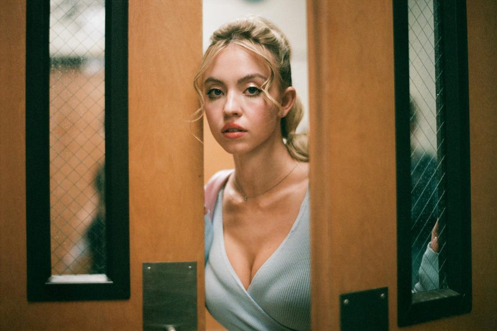 Sydney Sweeney posa de rabo