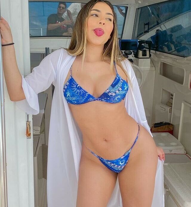 Taina Costa sorri sexo